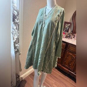 Chic Mint Green Women's Tunic with Lace Detail